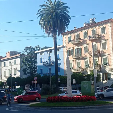 A La Gare Apartment *